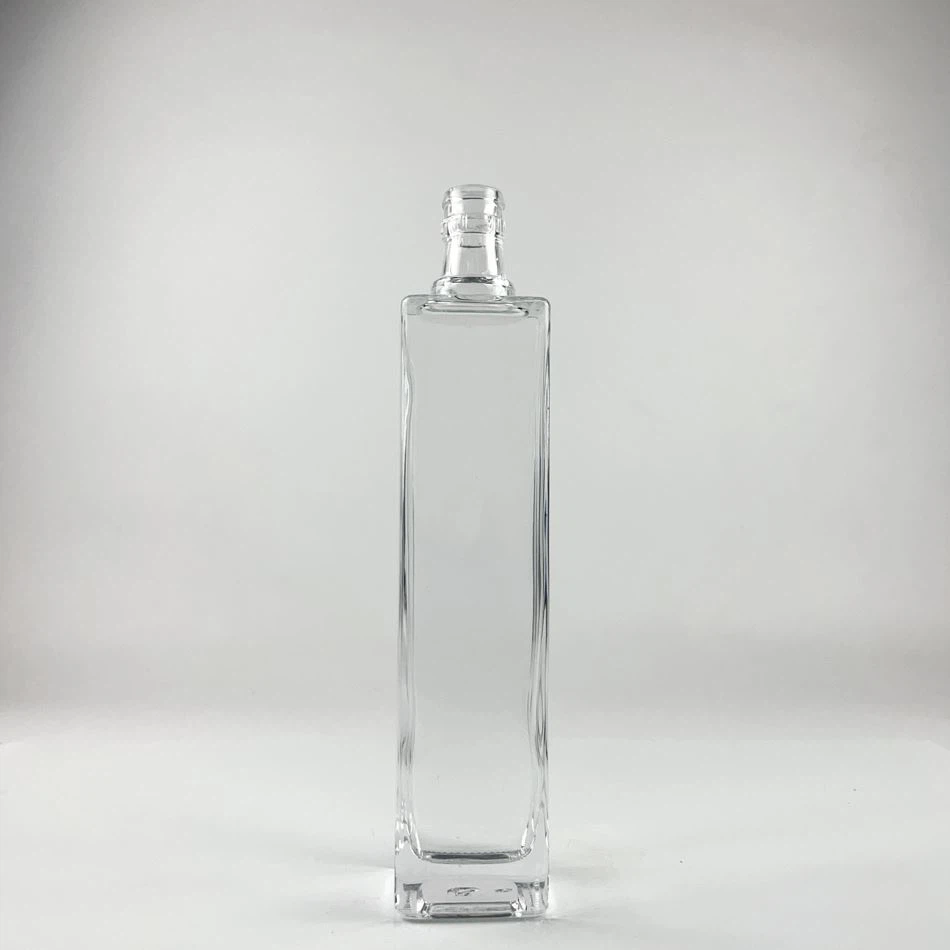 Vierkante lege wodka glazen fles